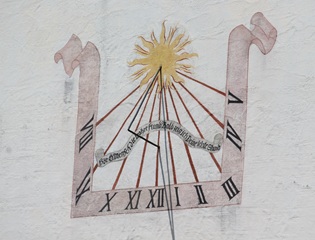 Sonnenuhr an der Kapelle